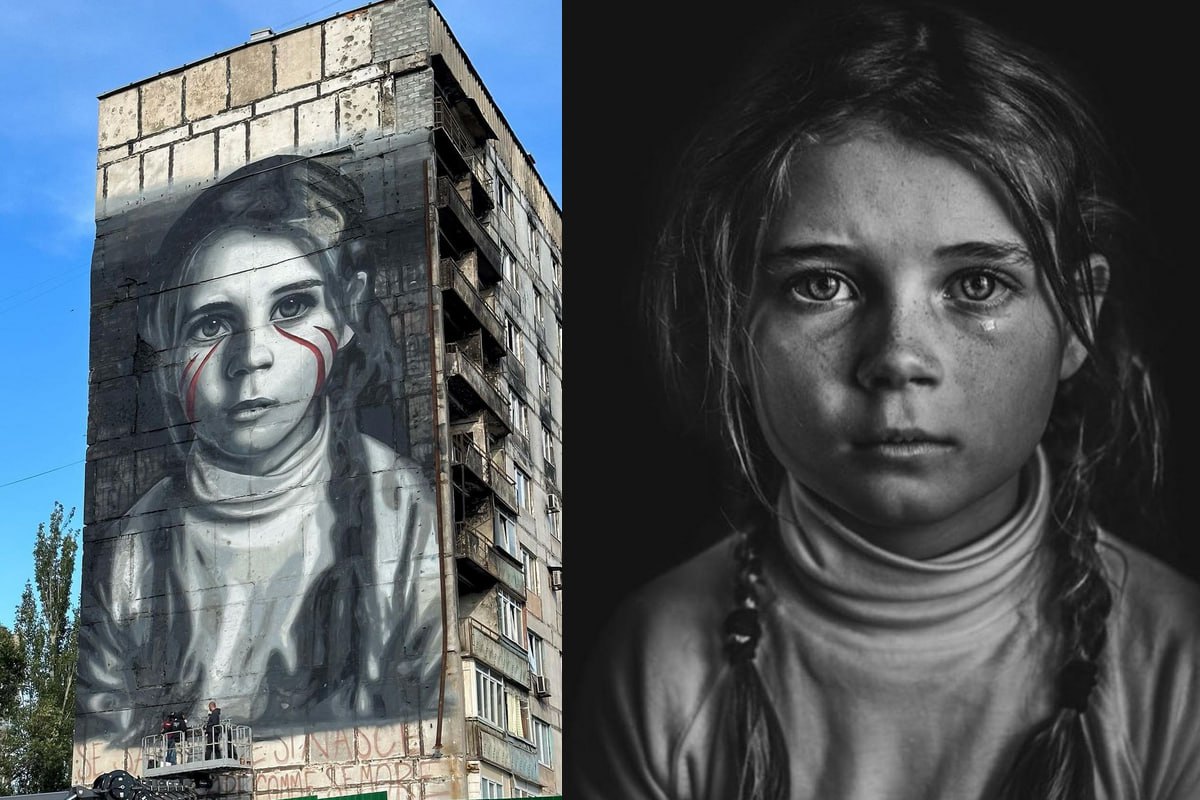 Il murale realizzato da Jorit su un palazzo di Mariupol bombardato, con a fianco la foto della bambina che ha usato come modello. La bambina è raffigurata in una immagine in bianco e nero e ha le trecce.