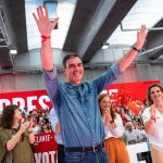 Il leader del Partito Socialista Spagnolo, Pedro Sanchez, festeggia il risultato alle elezioni in Spagna che hanno visto il tonfo di Vox.