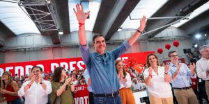 Il leader del Partito Socialista Spagnolo, Pedro Sanchez, festeggia il risultato alle elezioni in Spagna che hanno visto il tonfo di Vox.