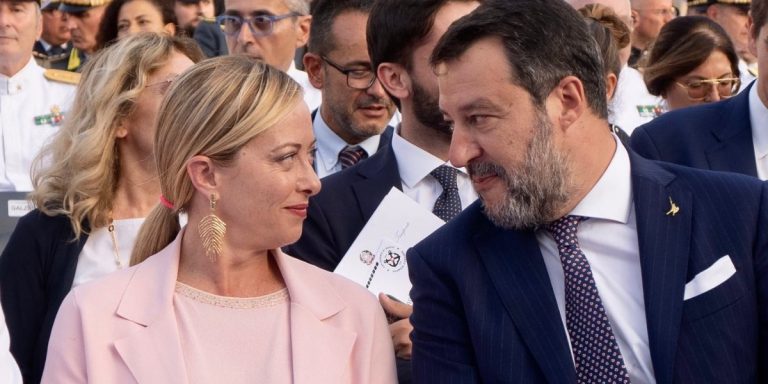 Giorgia Meloni e Matteo Salvini si guardano negli occhi. La proposta di pace fiscale di Salvini va contro i contribuenti e il governo Meloni.
