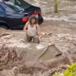 Una donna salita sul tetto della sua auto per salvarsi dalle inondazioni nel nord della Spagna. Ne abbiamo parlato nel podcast "Che clima che fa" sulla crisi climatica.