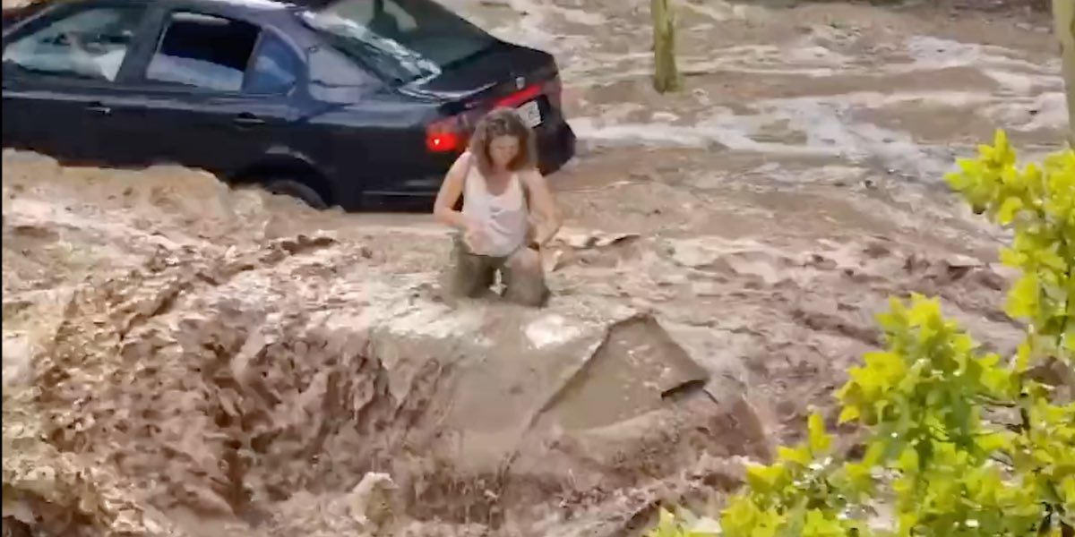 Una donna salita sul tetto della sua auto per salvarsi dalle inondazioni nel nord della Spagna. Ne abbiamo parlato nel podcast "Che clima che fa" sulla crisi climatica.