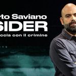 Roberto Saviano a braccia incrociate, alla sua destra il banner della trasmissione "Insider"