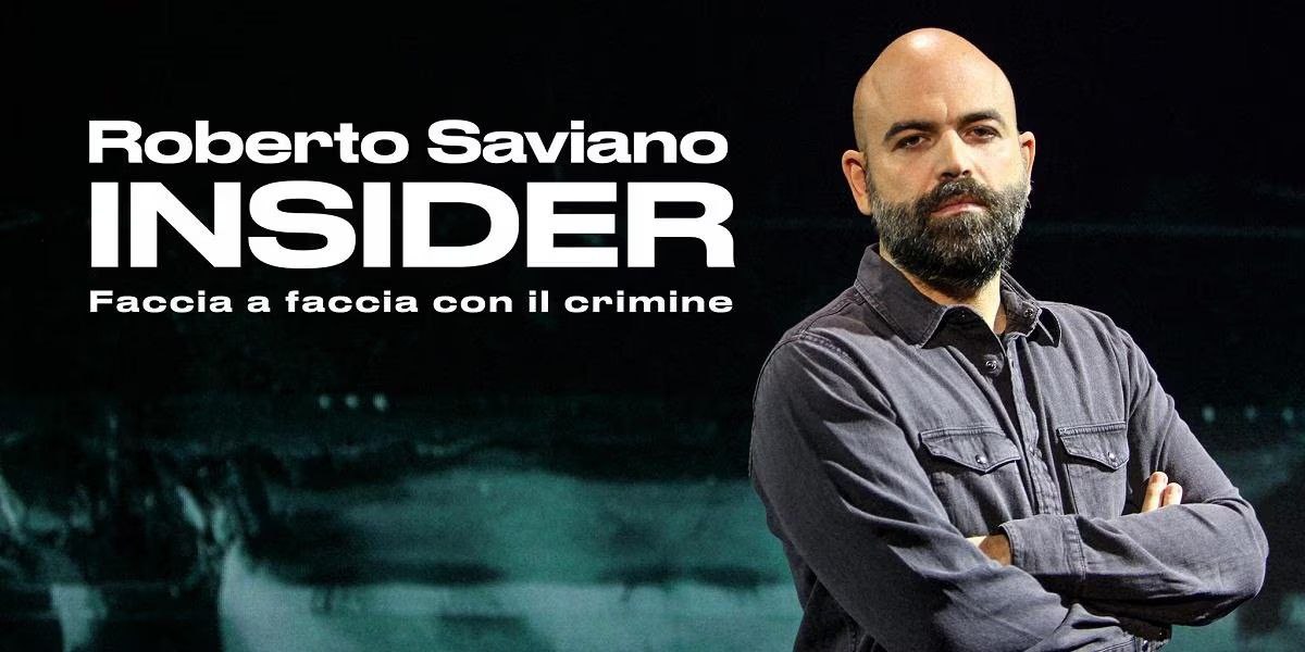 Roberto Saviano a braccia incrociate, alla sua destra il banner della trasmissione "Insider"