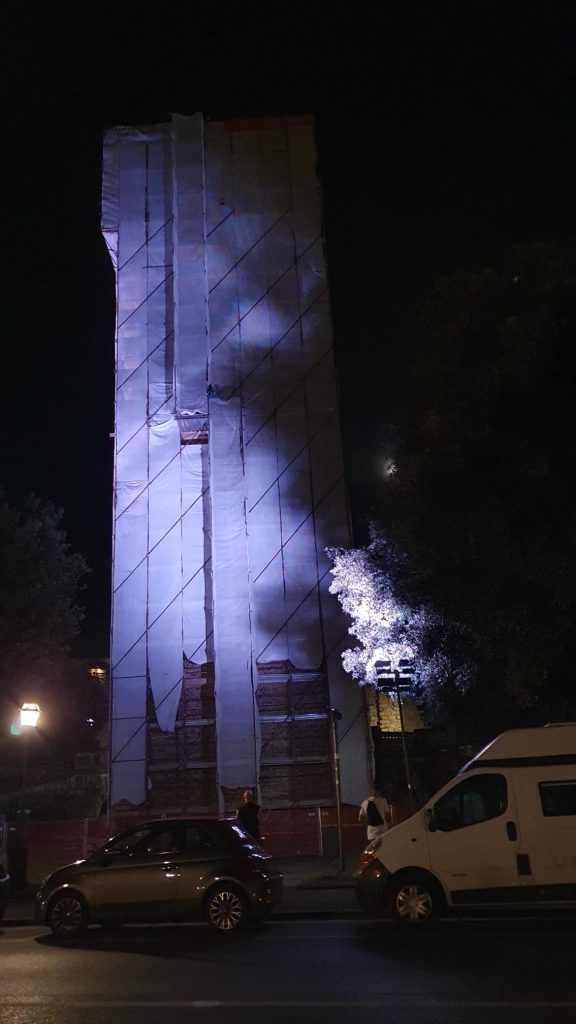 La torre di San Niccolò a Firenze sulla quale sono saliti i manifestanti del collettivo.