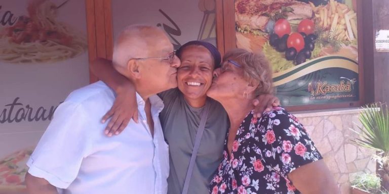 Deborah Righettoni al centro con i suoi due genitori che la baciano. Il linguaggio usato da Concita De Gregorio per parlare di disabilità hanno fatto molto male a Deborah.