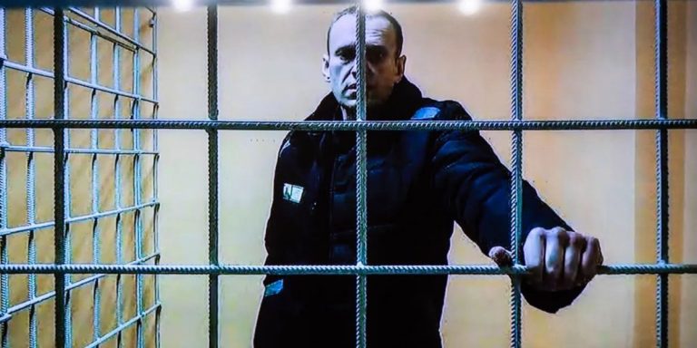 Alexey Navalny, in carcere. Chi è l'oppositore più temuto da Putin condannato a 19 anni di galera.