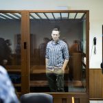 il dissidente russo alexey navalny in piedi in un tribunale russo, durante un processo