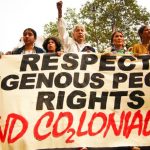 Una manifestazione di gruppi indigeni in difesa dei loro diritti e contro il colonialismo delle industrie minerarie e dei combustibili fossili. Custodi della natura, gli indigeni sono vittime della repressione.