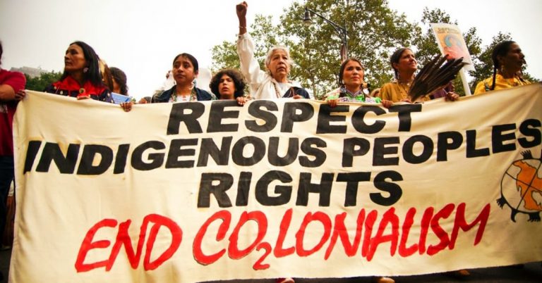 Una manifestazione di gruppi indigeni in difesa dei loro diritti e contro il colonialismo delle industrie minerarie e dei combustibili fossili. Custodi della natura, gli indigeni sono vittime della repressione.