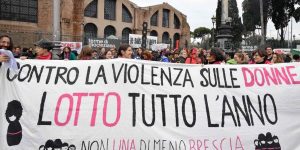 Una manifestazione contro la violenza sulle donne. Il caso dello stupro di gruppo di Palermo evidenzia una volta di più la necessità di un dibattito pubblico sulla cultura patriarcale e sulla violenza di genere.