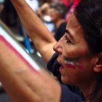 Una donna con la bandiera dell'Iran dipinta sulle guance manifesta a Roma a un anno dalla morte di Jina Mahsa Amini. Nonostante le proteste siano meno frequenti e abbiano perso l'intensità dell'inizio, l’anniversario della morte di Jina Mahsa Amini è stato celebrato con iniziative e manifestazioni di solidarietà in diverse città in tutto il mondo. Abbiamo raccolto le voci della diaspora iraniana in Italia.