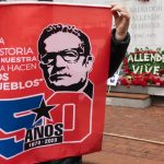 Un bandiera rossa raffigurante il volto di Salvador Allende e la scritta "50 anni". A 50 anni dal colpo di Stato in Cile, il cammino per la verità e la giustizia è ancora lungo.