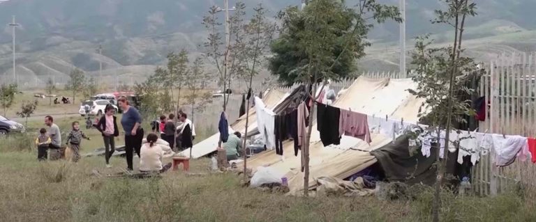 Un gruppo di armeni sfollati dal Nagorno-Karabakh. Una lista di organizzazioni che stanno fornendo aiuti agli armeni del Nagorno-Karabakh e che è possibile sostenere tramite donazioni.
