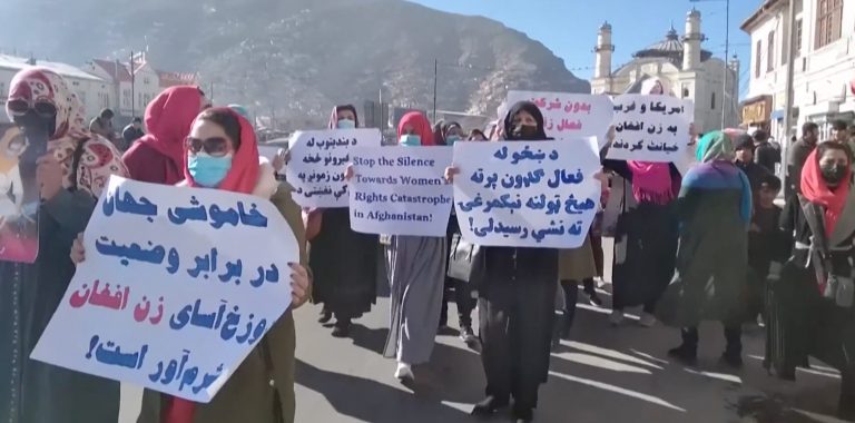 Una protesta di donne afgane a Kabul lo scorso novembre. La persecuzione di genere rimane uno dei più plateali attacchi alla Carta delle Nazioni Unite e al sistema normativo internazionale. La crudele e metodica negazione dei diritti fondamentali di donne e ragazze da parte dei Talebani in Afghanistan è un crimine contro l'umanità e dovrebbe avere conseguenze gravi.