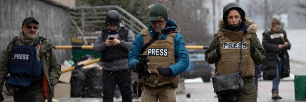 Alcuni giornalisti sul campo a seguire la guerra. Dall'inizio dell'invasione su larga scala dell'Ucraina sono almeno 15 i giornalisti e operatori uccisi dalle forze armate russe.