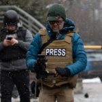 Alcuni giornalisti sul campo a seguire la guerra. Dall'inizio dell'invasione su larga scala dell'Ucraina sono almeno 15 i giornalisti e operatori uccisi dalle forze armate russe.