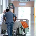 Un infermiere spinge una barella in un corridoio di ospedale. Dopo la pandemia non c'è stato il rilancio del nostro servizio sanitario nazionale (SSN). Anzi: l’Italia continua ad essere uno dei paesi europei che meno investe nella salute dei propri cittadini.