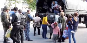 Alcuni abitanti del Nagorno Karabakh sono soccorsi e fatti salire su un furgone. Il 19 settembre l’Azerbaigian ha lanciato un attacco militare in Nagorno Karabakh con l’obiettivo dichiarato di porre fine all’esistenza di questa entità armena.