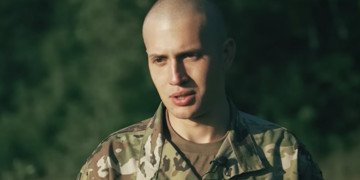 Dani Akel in divisa militare, il 25enne fuggito dalla Russia e che ora combatte nella Legione "Libertà per la Russia" per difendere l'Ucraina invasa.