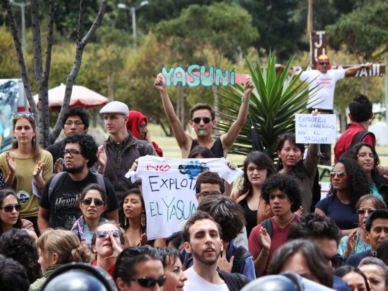Una manifestazione durante la campagna referendaria in Ecuador contro le trivellazioni nella foresta amazzonica. È uno dei temi di cui abbiamo parlato nel podcast "Che clima che fa". La mobilitazione della società civile sta facendo pressione sui governi.