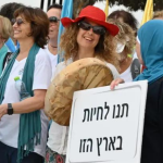 Da Betlemme fino alla Cisgiordania centinaia di donne israeliane e palestinesi hanno manifestato insieme vestite di bianco per chiedere la pace e un futuro per le generazioni future.