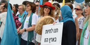 Da Betlemme fino alla Cisgiordania centinaia di donne israeliane e palestinesi hanno manifestato insieme vestite di bianco per chiedere la pace e un futuro per le generazioni future.