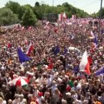 Centinaia di migliaia di persone hanno partecipato a Varsavia, in Polonia, alla manifestazione dell’opposizione a due settimane da un voto che si preannuncia più incerto rispetto al passato e con una posta in gioco piuttosto alta, anche rispetto agli equilibri europei e alla guerra in Ucraina. 