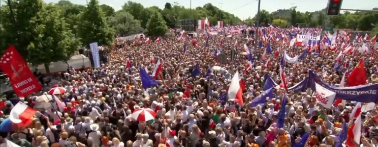 Centinaia di migliaia di persone hanno partecipato a Varsavia, in Polonia, alla manifestazione dell’opposizione a due settimane da un voto che si preannuncia più incerto rispetto al passato e con una posta in gioco piuttosto alta, anche rispetto agli equilibri europei e alla guerra in Ucraina. 