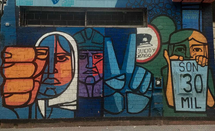 Murale a Buenos Aires che riporta “i desaparecidos sono 30mila”

