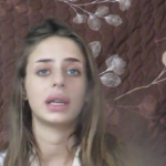 Una ragazza ostaggio di Hamas parla in video