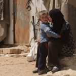 Una donna palestinese abbraccia e bacia il figlio. Hamas è riuscito ad accreditarsi nel tempo come "vero difensore" dei palestinesi, capitalizzando il risentimento nei territori occupati.
