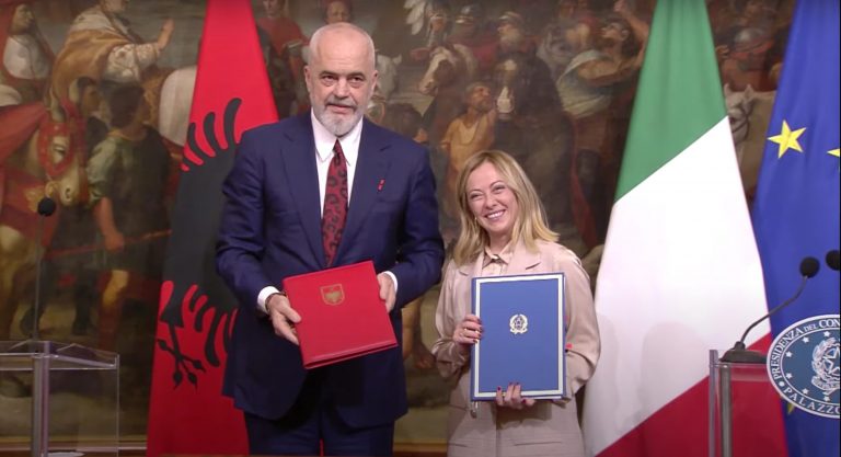 La Presidente del Consiglio, Giorgia Meloni, e il suo omologo albanese, Edi Rama, subito dopo la firma del protocollo d'intesa sui migranti.