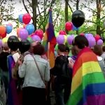 Lo scorso 30 novembre, la Corte suprema della Federazione russa ha approvato la mozione del ministero della Giustizia russo di riconoscere il “movimento internazionale LGBT” come “organizzazione estremista”. La decisione della Corte suprema apre le porte a un nuovo drammatico capitolo della repressione del Cremlino nei confronti della comunità queer.