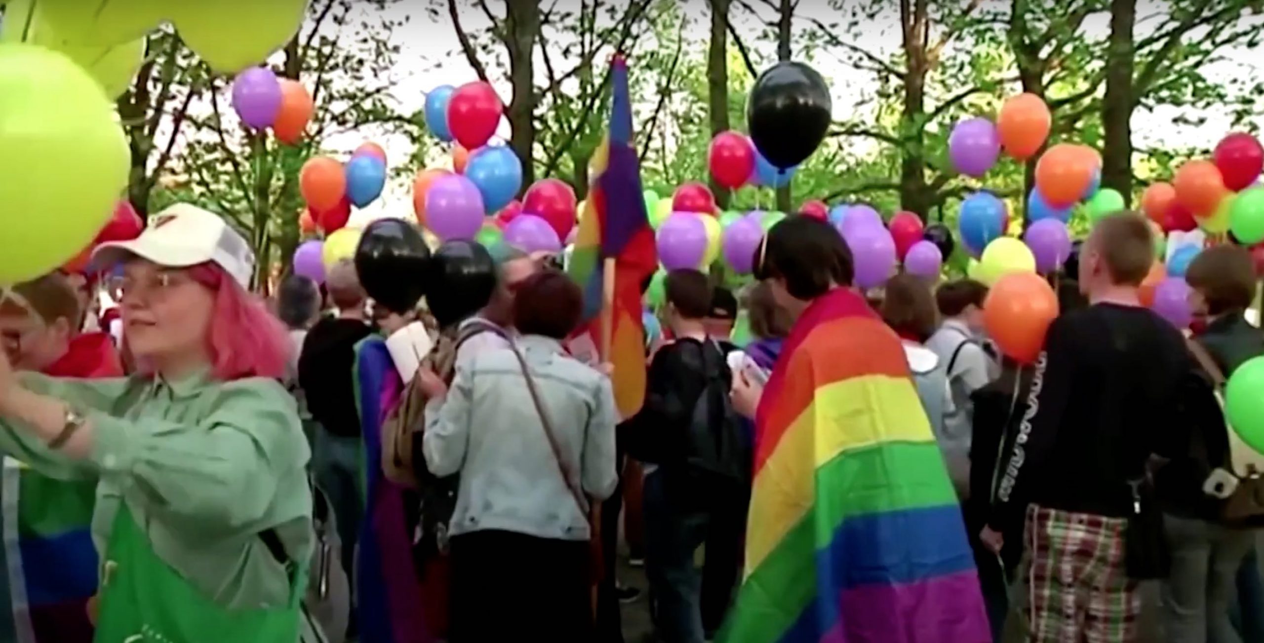 Lo scorso 30 novembre, la Corte suprema della Federazione russa ha approvato la mozione del ministero della Giustizia russo di riconoscere il “movimento internazionale LGBT” come “organizzazione estremista”. La decisione della Corte suprema apre le porte a un nuovo drammatico capitolo della repressione del Cremlino nei confronti della comunità queer.