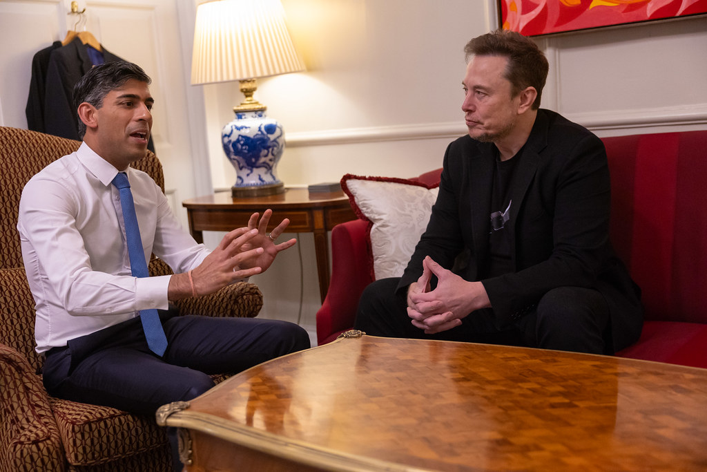 Il primi ministro UK, Rishi Sunak, parla con il proprietario di X, Elon Musk. Tra fine ottobre e inizio novembre c'è stato un climax da parte di istituzioni e organismi politici sull'intelligenza artificiale.