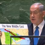 Il primo ministro israeliano, Benyamin Netanyahu mostra una mappa di quello che ha definito «il Nuovo Medio Oriente» che raffigurava tutta la Cisgiordania e Gaza, oltre a Gerusalemme Est e alle alture del Golan siriano, come parti di un Israele “dal fiume [Giordano] al mare [Mediterraneo]”, senza uno Stato palestinese in vista.