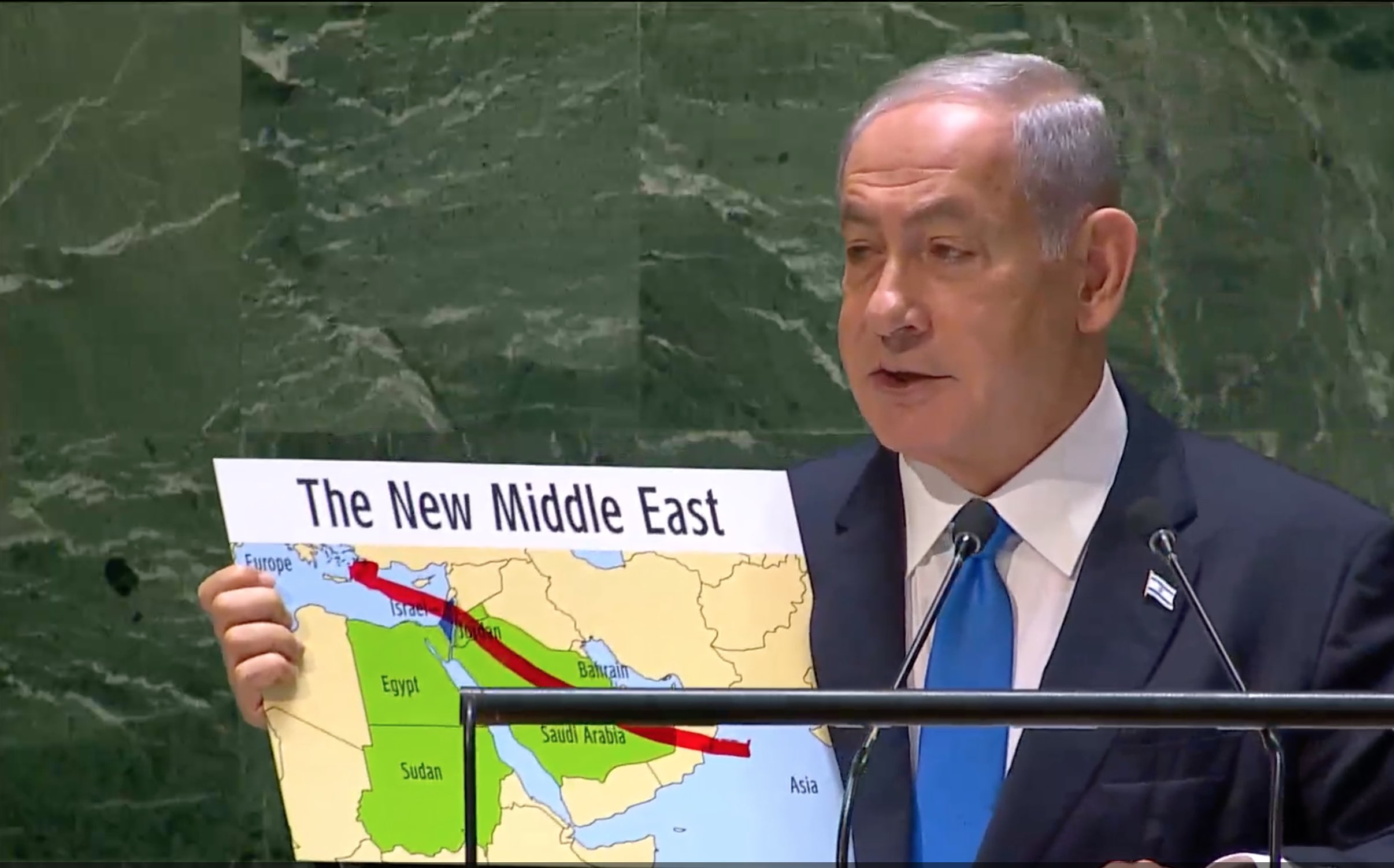 Il primo ministro israeliano, Benyamin Netanyahu mostra una mappa di quello che ha definito «il Nuovo Medio Oriente» che raffigurava tutta la Cisgiordania e Gaza, oltre a Gerusalemme Est e alle alture del Golan siriano, come parti di un Israele “dal fiume [Giordano] al mare [Mediterraneo]”, senza uno Stato palestinese in vista.