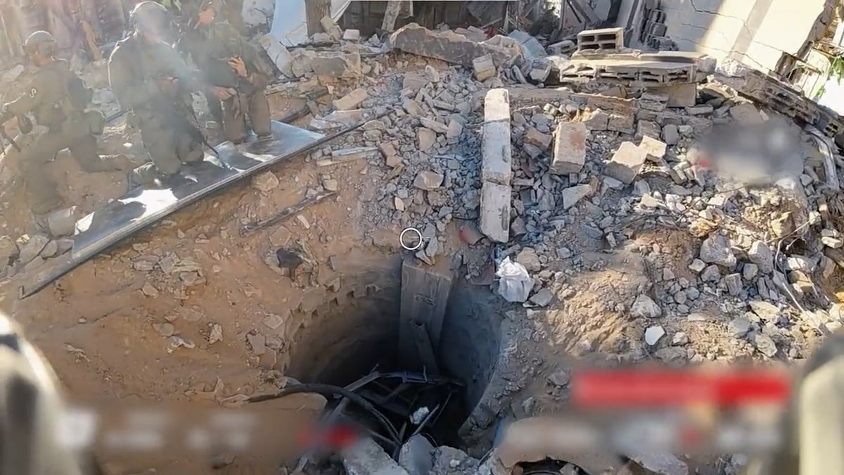 L'immagine di un foro che sarebbe l'ingresso a un tunnel sotterraneo di Hamas sotto l'ospedale di Gaza. Ma le immagini devono essere ancora verificate.