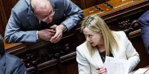 Valditara e Meloni discutono dagli scranni del governo. Il piano "Educare alle relazioni", annunciato a settembre con toni altisonanti dal ministro dell'Istruzione Valditara, depotenzia le azioni che propone. Pochi, confusi, tentativi di dimostrare che si sta facendo qualcosa contro la violenza sulle donne ma senza disturbare il patriarcato.