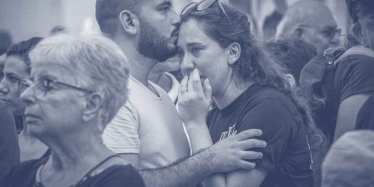Un uomo bacia sulla fronte una donna che piange impaurita. Riguardo agli attacchi avvenuti lo scorso 7 ottobre, sono state raccolte diverse prove e testimonianze delle violenze sessuali e di genere perpetrate da Hamas contro le donne israeliane: si parla anche di stupro di gruppo e di mutilazioni genitali femminili. Molti episodi sono stati confermati dagli stessi video pubblicati online da Hamas.
