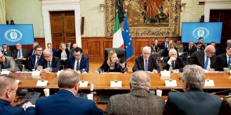 Il governo Meloni riunito al tavolo per discutere del pacchetto sicurezza. Al centro Meloni, alla sua destra Salvini e Piantedosi, alla sua sinistra Nordio e Crosetto