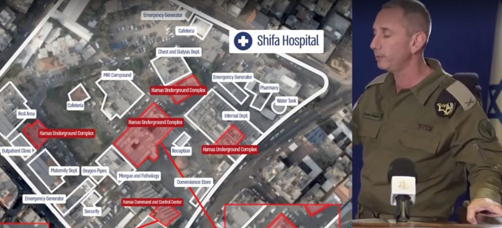 Un portavoce dell'IDF mostra immagini satellitari con presunti tunnel di Hamas sotto l'ospedale al-Shifa.
