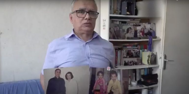 Il giornalista iraniano, Tahi Rahmani, mostra la foto di sua moglie Narges Mohammadi, premio Nobel per la Pace 2023, in carcere in Iran per il suo attivismo, e dei suoi due figli.