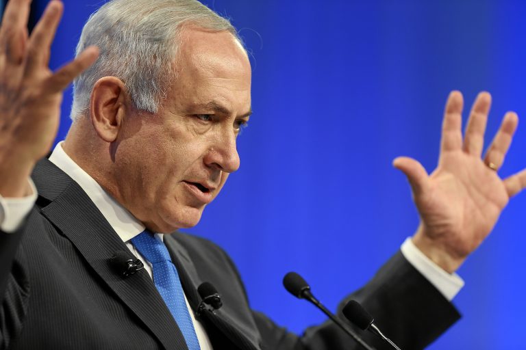 Il capo del governo israeliano, Benjamin Netanyahu. Il "fattore tempo" emerge come protagonista nella guerra di Israele (e nelle strategia del governo di Netanyahu) su Gaza. Tra la stretta finestra temporale, le pressioni internazionali e le evoluzioni sul campo, il destino di questa tragica vicenda rimane incerto.