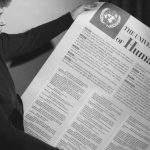 Settantacinque anni fa, il 10 dicembre 1948, l'Assemblea generale delle nazioni unite emise la Dichiarazione universale dei diritti umani. In questa fotografia possiamo vedere l'allora First Lady degli Stati Uniti, Eleanor Roosevelt, con in mano una copia del documento.