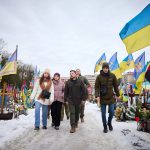 Il presidente ucraino Zelensky in visita insieme ad altre persone al cimitero di Lviv. Il 2024 si presenta come una anno duro e cruciale per il destino della fragile democrazia ucraina e per l'andamento della guerra.
