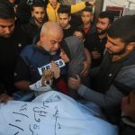 Il giornalista di Al Jazeera, Wael Dahdouh piange suo figlio ucciso da un attacco israeliano. Prosegue la strage di giornalisti nella Striscia di Gaza, uccisi sotto gli attacchi israeliani. Dal 7 ottobre, il Committee to Protect Journalists (CPJ) ha confermato l'uccisione di almeno 79 giornalisti e operatori dei media sono stati uccisi mentre tentavano di coprire il conflitto tra Israele e Hamas.