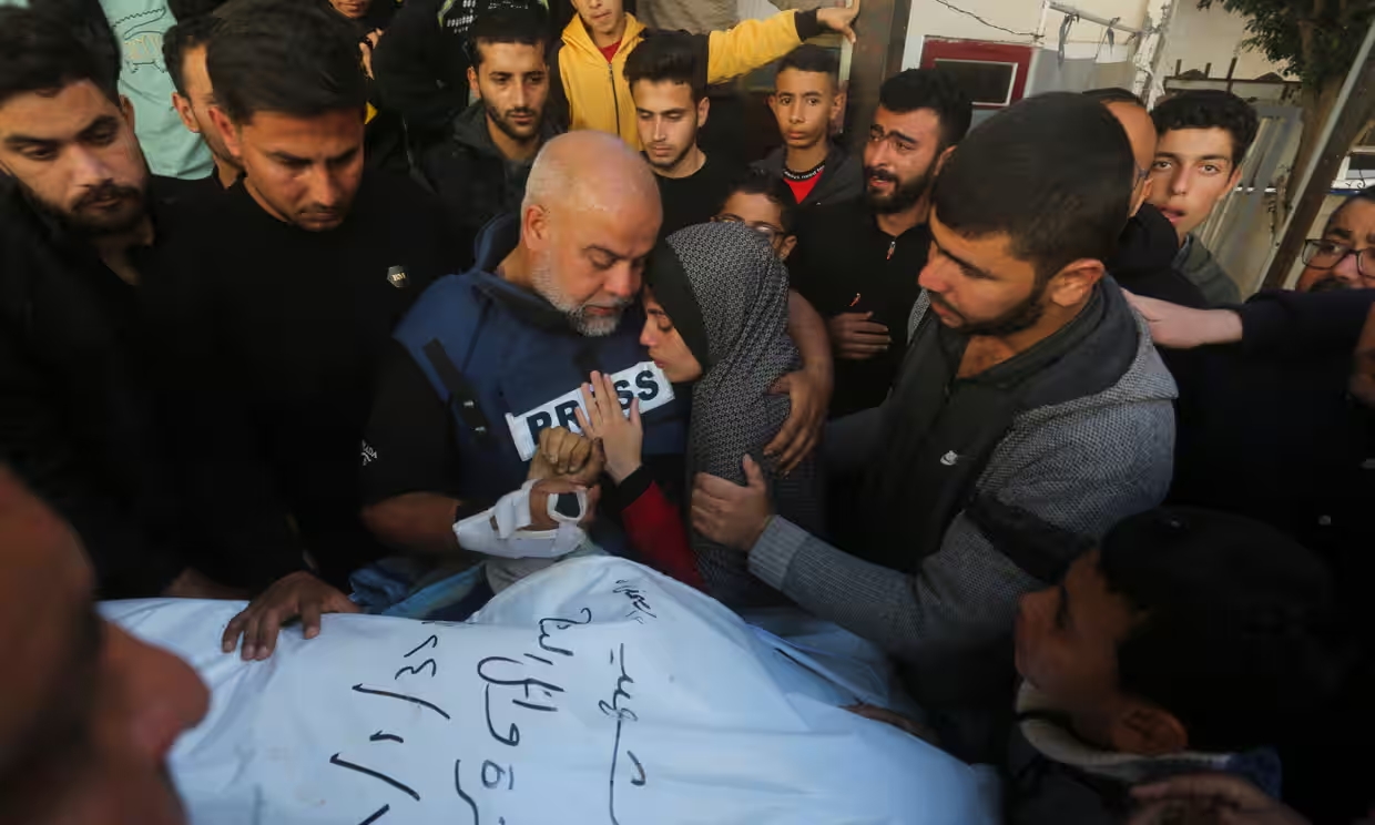 Il giornalista di Al Jazeera, Wael Dahdouh piange suo figlio ucciso da un attacco israeliano. Prosegue la strage di giornalisti nella Striscia di Gaza, uccisi sotto gli attacchi israeliani. Dal 7 ottobre, il Committee to Protect Journalists (CPJ) ha confermato l'uccisione di almeno 79 giornalisti e operatori dei media sono stati uccisi mentre tentavano di coprire il conflitto tra Israele e Hamas.