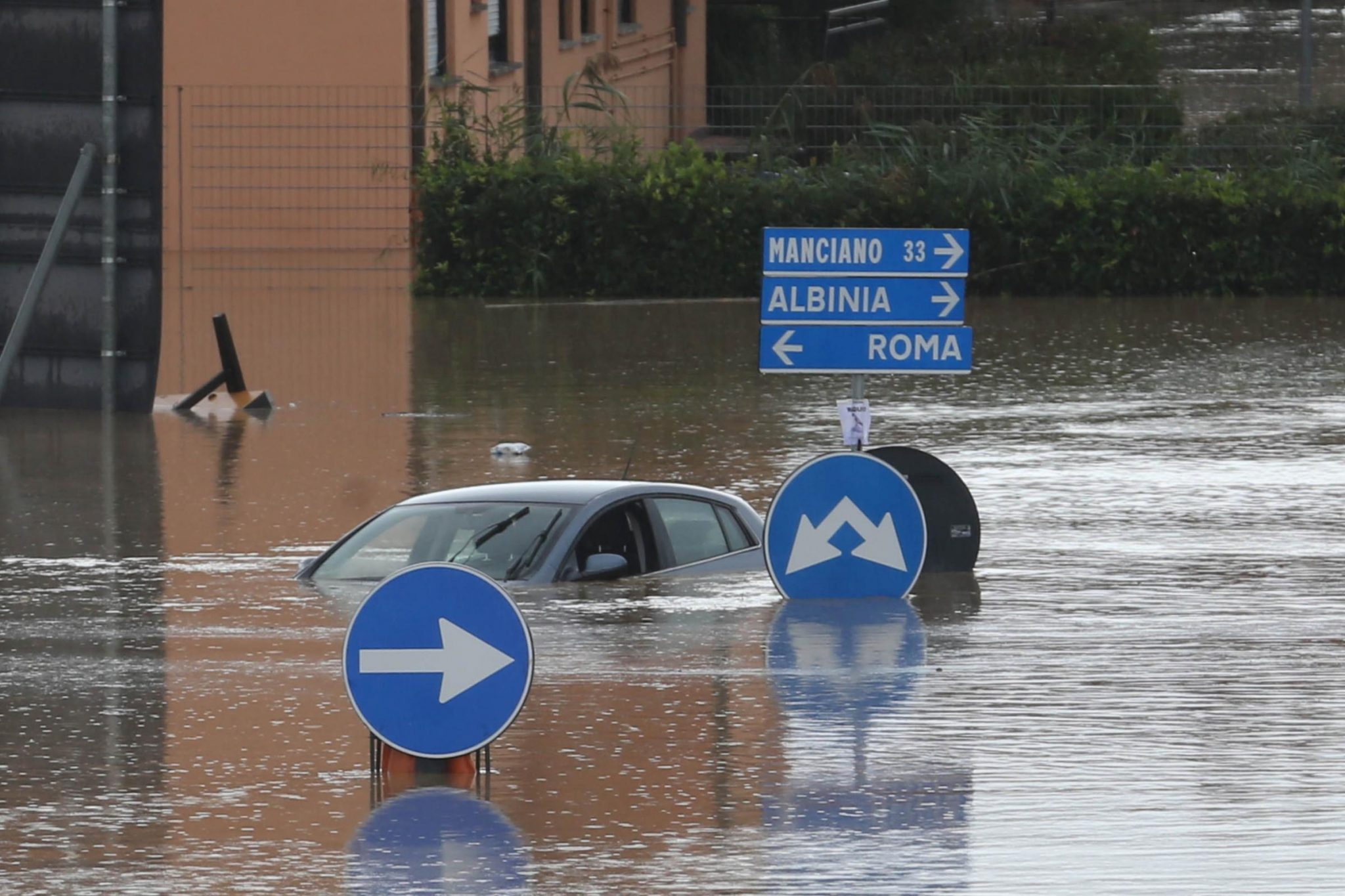 Immagine di un'alluvione nel centro Italia. Con anni di ritardo l’Italia si è finalmente dotata di un Piano Nazionale di Adattamento ai Cambiamenti Climatici (PNACC). Ma la sensazione che emerge è quella di un impegno portato a termine in forte ritardo, senza grande fiducia, come un obbligo da dover rispettare e del quale non si condividono granché l’urgenza e l’esigenza. Il Piano del governo nasce già vecchio, non sono indicati i costi per le tante azioni previste e non interviene sul consumo di suolo.